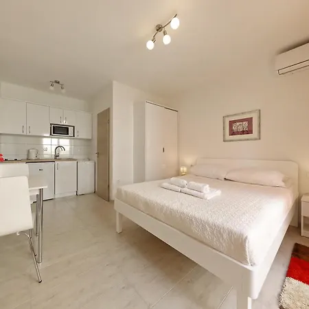 City Studio Laurana شقة